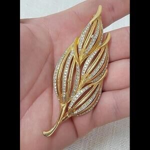 Stunning leaf gold tone rhinestones brooch B2